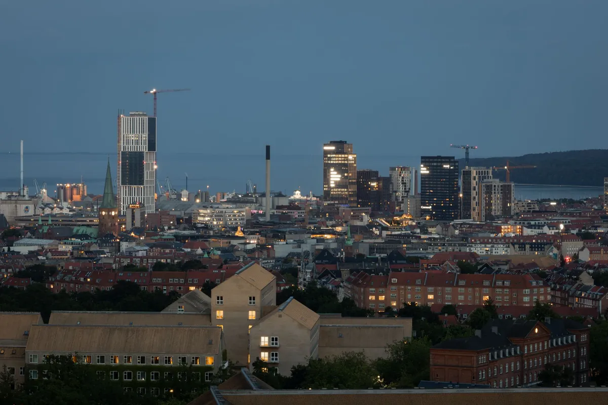 Aarhus i skumringen, set ud over byen mod havnen