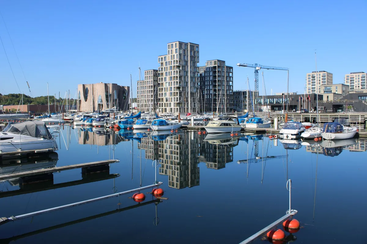 Lystbådehavn med nye boligbyggerier ved havnefronten