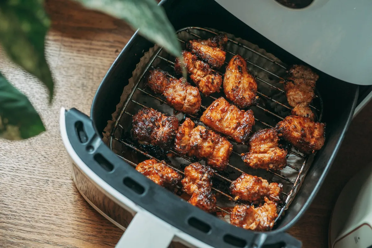 Airfryer-kurv med kyllingevinger