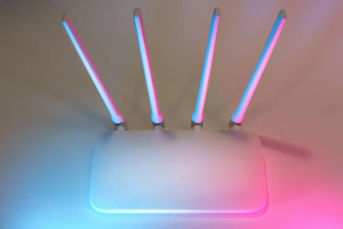Wifi-router med lysdioder på en hylde