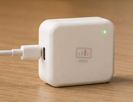 Den hvide modtager med USB-C-kabel